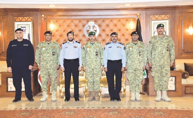 اللواء الركن فالح شجاع واللواء خالد التركيت في صورة جماعية﻿﻿مع وفدي الإطفاء والحرس ﻿