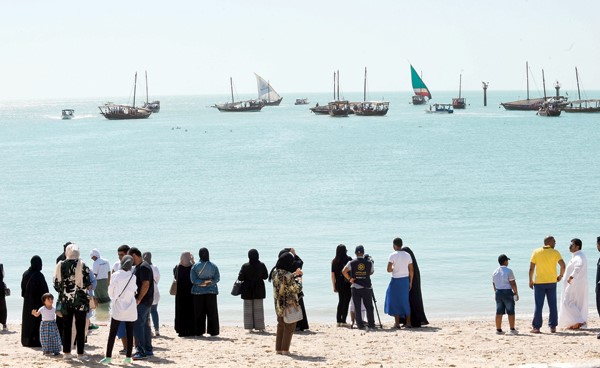عدد من الأهالي في وداع سفن الغوص 	(متين غوزال)
