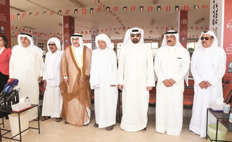 د. محمد الفارس متوسطا اللواء متقاعد فهد الفهد والنوخذة خليفة الراشد وأحمد الخزعل وعلي القبندي وبعض من الحضور﻿