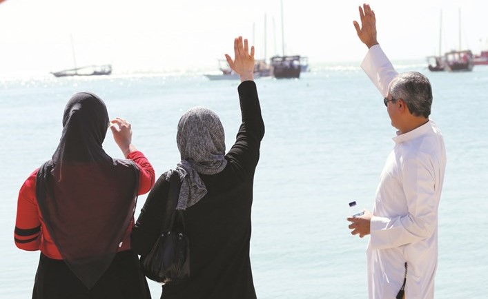 توديع الأهالي لأبنائهم﻿