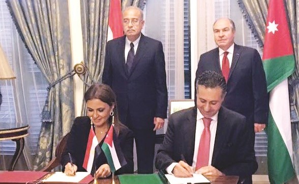 رئيسا الوزراء المصري والاردني يشهدان جانبا من توقيع مذكرات التفاهم بين البلدين في عمان ﻿
