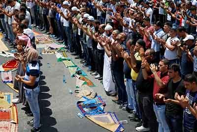 بالصور..آلاف المقدسيين يصلون في الشوارع بعد أن منعتهم قوات الاحتلال من الوصول إلى "الأقصى"