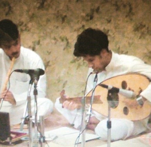 صورة نادرة لسليمان في صباه مع عازف الناي د.محمد الخلف﻿