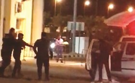 لقطة من فيديو لرجال الامن يسيطرون على المواطن والخليجي﻿