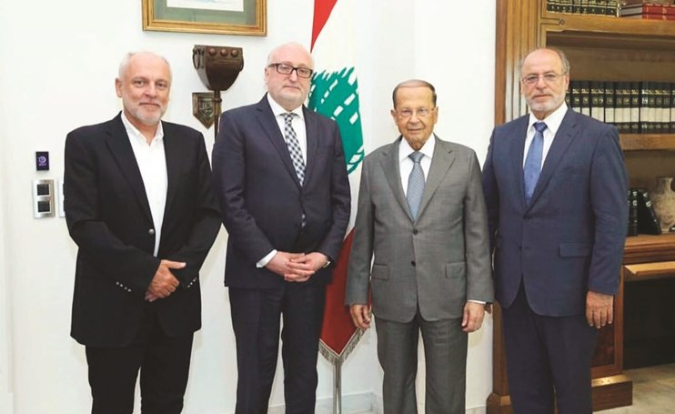 رئيس لبنان محاطا ببيار كاخيا وجهاد سلامة ورومل صابر ﻿