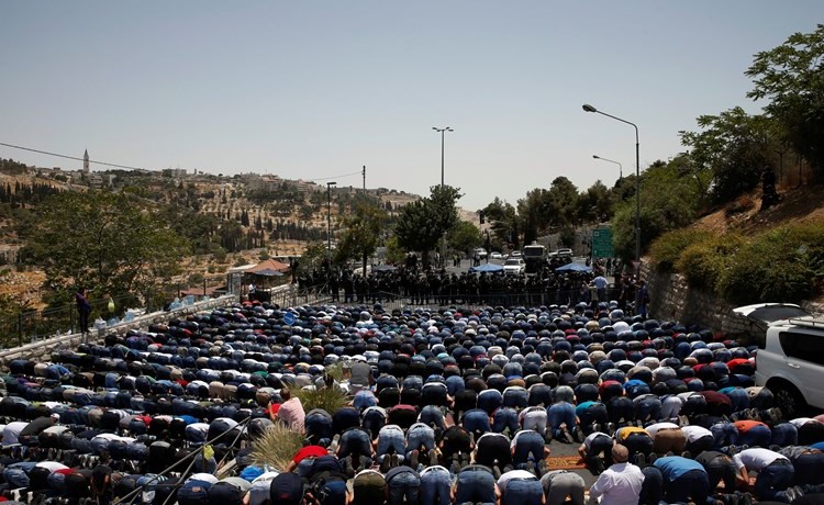 آلاف الفلسطينيين أدوا صلاة الجمعة خارج المسجد الاقصى امس																	( رويترز)﻿