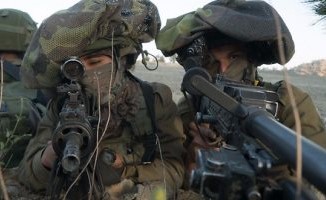 بالفيديو.. طفل فلسطينى يضرب جندى إسرائيلى على "قفاه" أمام بوابات الأقصى
