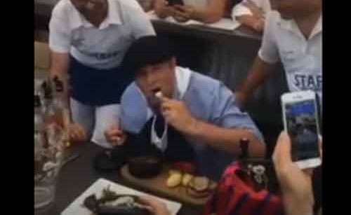 فيديو صادم .. رئيس بلدية فرنسية يأكل فأراً بعد خسارته رهاناً