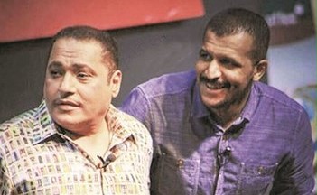 سلطان الفرج مع النجم ولد الديرة في مشهد من مسرحية هذا هو الكويتي﻿