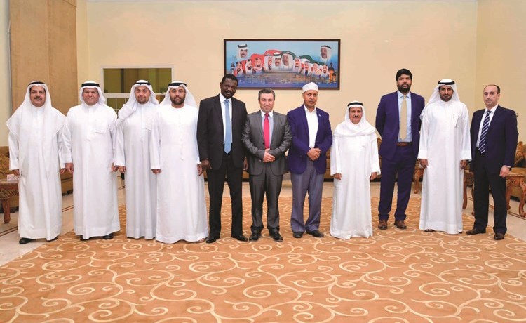 المستشار محمد ضيف الله شرار والوزير المفوض بالسفارة المغربية المهدي الرامي يتوسطان السفير عبدالقادر أمين شيخ ورشيد الراشدي والسفير فايز المطيري وأسامة البلهان والقائم بالأعمال في سفارة تونس سليم شريف وأحمد الكعبي ود. محمد حمدان المطيري ونايف شرار﻿
