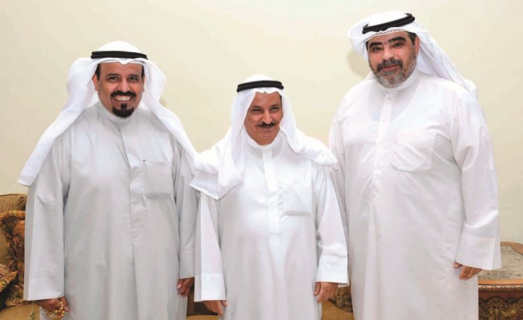 المستشار محمد ضيف الله شرار متوسطا الزميلين بداح العنزي وزكريا محمد ﻿