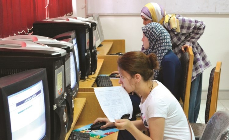 جانب من عملية تسجيل الطلبة لرغباتهم الجامعية للعام الدراسي الجديد﻿