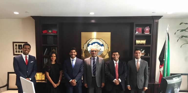 القنصل فيصل الهولي مع أعضاء النادي في جامعة سان دييغو