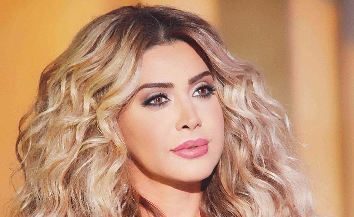 بالفيديو.. فتاة تقتحم المسرح وتخطف «المايك» من نوال الزغبي