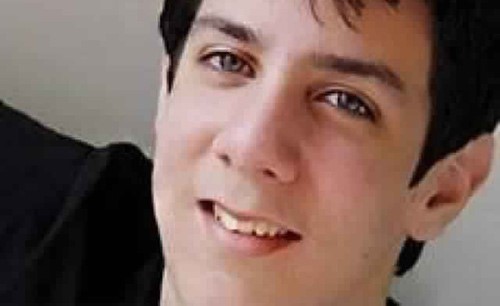 حفيد عبدالحليم حافظ يستعد لدخول عالم الغناء.. شاهد وسامته
