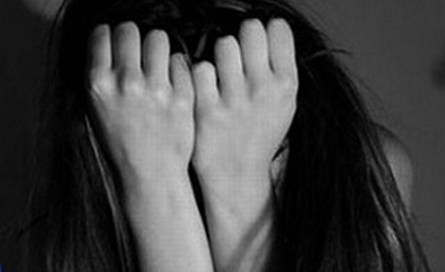 سيدة تٌجبر ابنة جارتها على السير عارية في الشارع ووالدها ينتقم لها