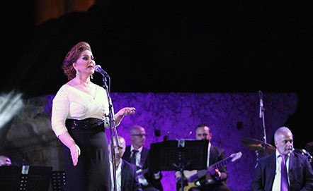 بالفيديو.. شاهد ميادة الحناوي تتألق كفتاة عشرينية على مسرح في لبنان بعد إنقاص وزنها
