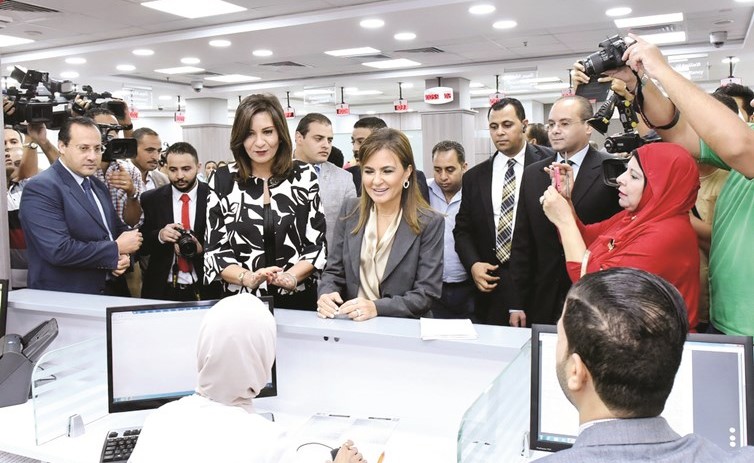 السفيرة نبيلة مكرم ود.سحر نصر خلال افتتاح منظومة الشباك الواحد وتفقد آلية العمل بها ﻿