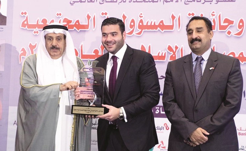 نواف ناجيا متسلما الجائزة﻿