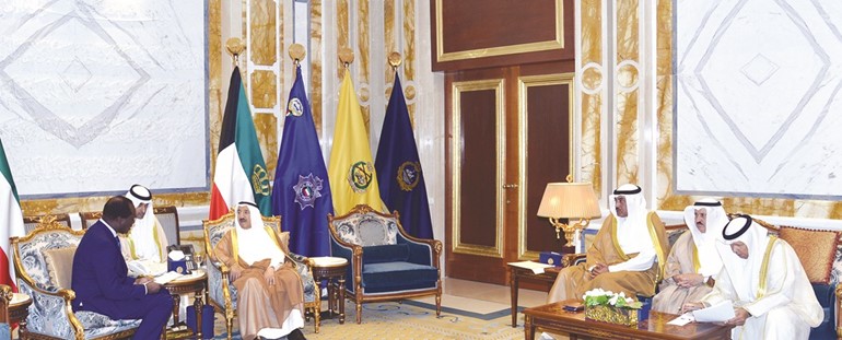 صاحب السمو خلال استقباله المبعوث الخاص لرئيس جمهورية كينيا والأمين العام لحزب جوبيلي رافائيل توجو بحضور
الشيخ صباح الخالد ومحمد شرار والسفير أحمد فهد الفهد﻿