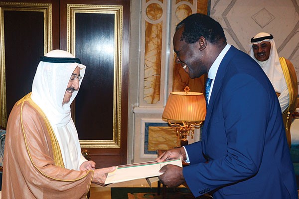 صاحب السمو الأمير الشيخ صباح الأحمد لدى تسلمه الرسالة من مبعوث رئيس جمهورية كينيا