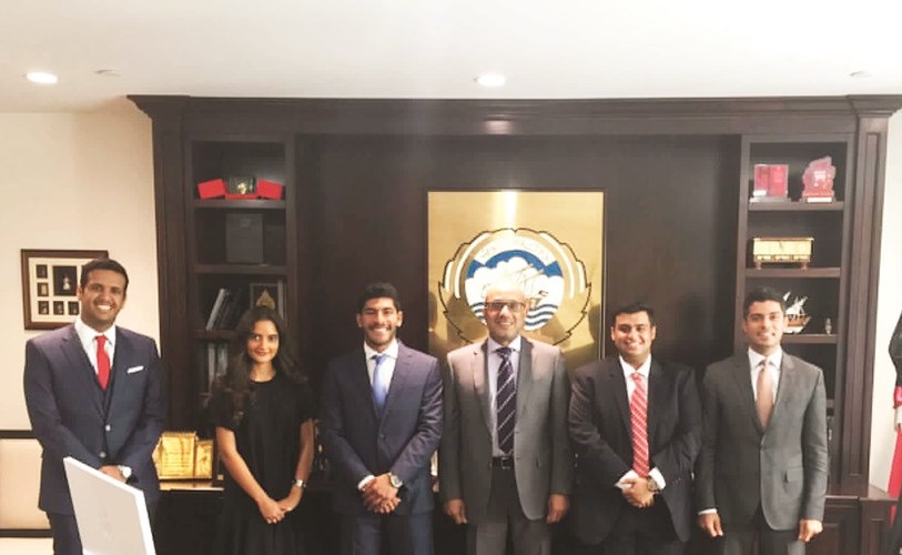 أعضاء النادي الكويتي في جامعة سان دييغو مع القنصل فيصل الهولي﻿
