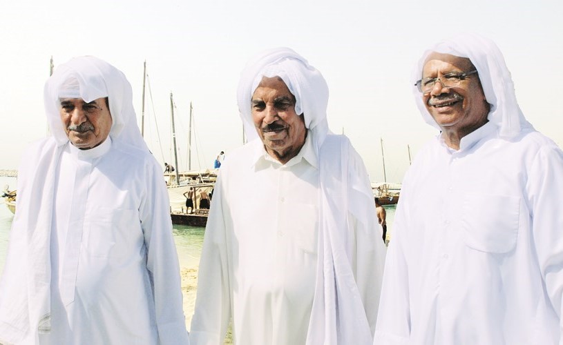 النوخذة خليفة الراشد متوسطا‭ ‬عبدالرحمن‭ ‬المناعي وثامر ‬السيار﻿