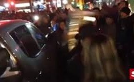 بالفيديو.. زوجة تلقن زوجها الخائن وعشيقته درسا قاسيا
