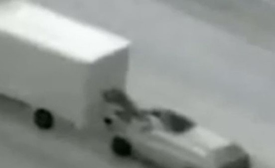 بالفيديو.. عصابة تسطو على شاحنة هواتف على طريقة "فاست أند ذا فيريوس"