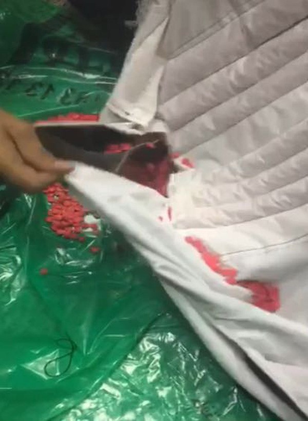 والحبوب تظهر من بين ثناياه