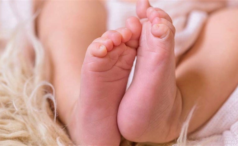 دلكي هذه الأماكن في قدمي طفلكِ حتى يتوقف عن البكاء