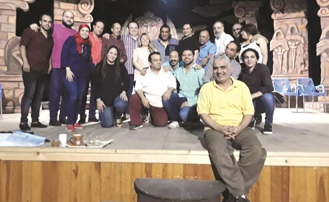 مها أحمد تتوسط فريق مسرحية الهرم ده بتاعي﻿