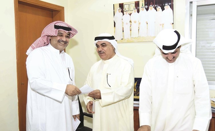 جواد مقصيد يسلم خالد الشريدة الشيك بحضور د. محمد خليل﻿