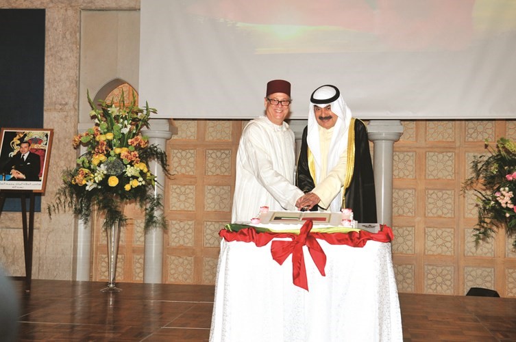 خالد الجارالله يشارك السفير المغربي جعفر حكيم قطع كيكة الاحتفال ﻿