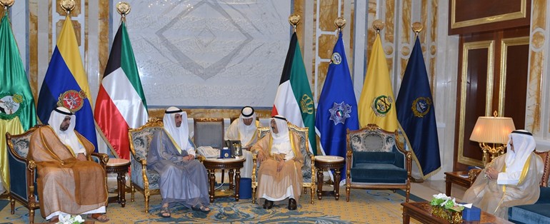 سمو الامير اثناء استقباله رئيس مجلس الامة والوفد البرلماني بحضور المستشار محمد شرار﻿