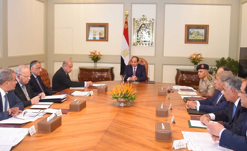 الرئيس عبد الفتاح السيسي مجتمعا مع م. شريف إسماعيل ومجموعة من الوزراء والمسؤولين﻿