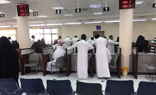 بالفيديو والصور.. ازدحام في اروقة «التطبيقي» لتقديم التظلمات من نسب القبول.. والهيئة: رفعنا النسب لمحدودية المقاعد