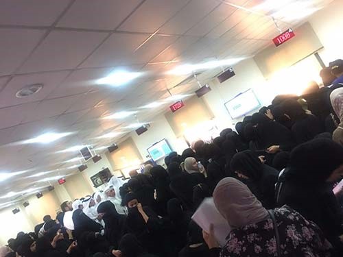 بالفيديو والصور.. ازدحام في اروقة «التطبيقي» لتقديم التظلمات من نسب القبول.. والهيئة: رفعنا النسب لمحدودية المقاعد
