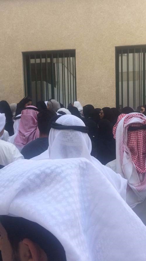 بالفيديو والصور.. ازدحام في اروقة «التطبيقي» لتقديم التظلمات من نسب القبول.. والهيئة: رفعنا النسب لمحدودية المقاعد