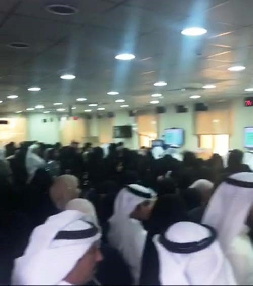 بالفيديو والصور.. ازدحام في اروقة «التطبيقي» لتقديم التظلمات من نسب القبول.. والهيئة: رفعنا النسب لمحدودية المقاعد