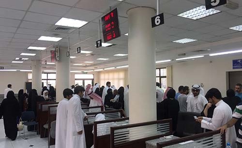 بالفيديو والصور.. ازدحام في اروقة «التطبيقي» لتقديم التظلمات من نسب القبول.. والهيئة: رفعنا النسب لمحدودية المقاعد