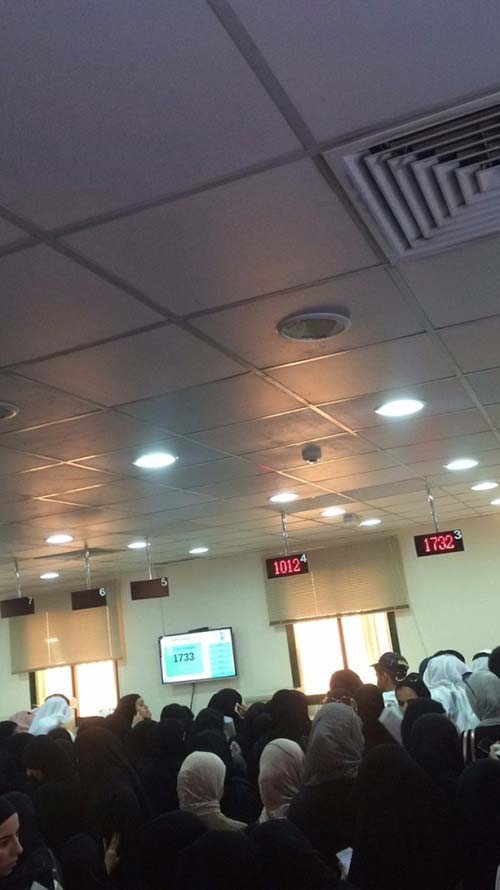 بالفيديو والصور.. ازدحام في اروقة «التطبيقي» لتقديم التظلمات من نسب القبول.. والهيئة: رفعنا النسب لمحدودية المقاعد