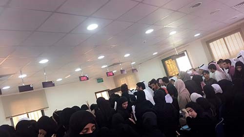 بالفيديو والصور.. ازدحام في اروقة «التطبيقي» لتقديم التظلمات من نسب القبول.. والهيئة: رفعنا النسب لمحدودية المقاعد