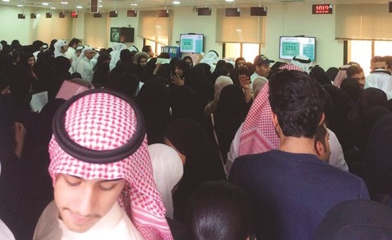 زحام كبير في مبنى التطبيقي في العديلية﻿