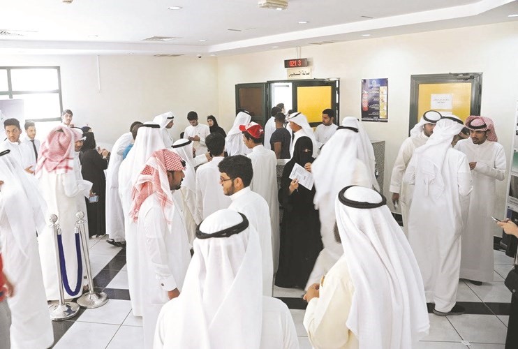 اولياء الامور مع الطلبة لدى تقديم التظلمات﻿