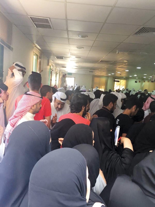 ازدحام وفوضى في مبنى التسجيل والقبول في «التطبيقي»