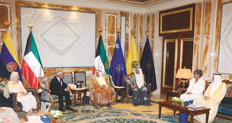 صاحب السمو الأمير خلال استقباله مدير عام مؤسسة الكويت للتقدم العلمي د. عدنان شهاب الدين وأعضاء مجلس الإدارة﻿