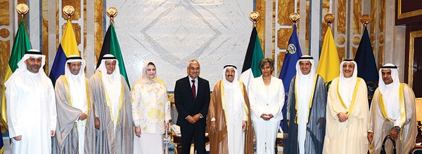 صاحب السمو الأمير الشيخ صباح الأحمد خلال استقباله مدير عام مؤسسة الكويت للتقدم العلمي د. عدنان شهاب الدين وأعضاء مجلس الإدارة