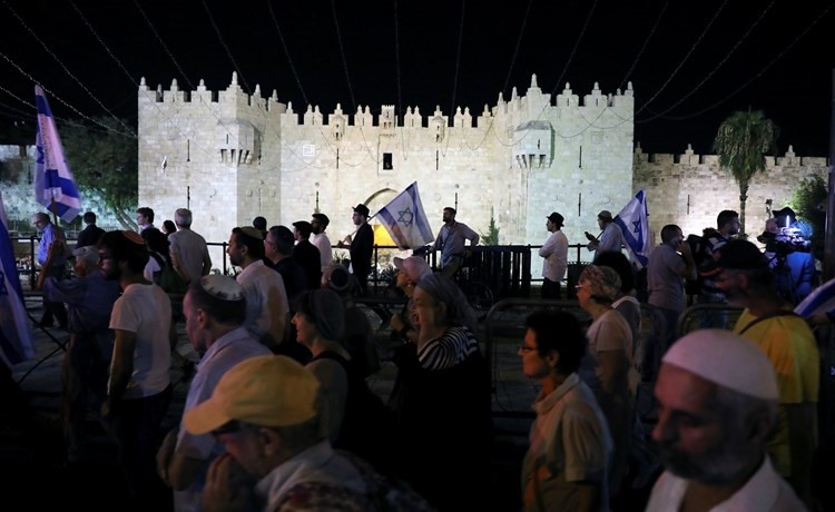 مئات المستوطنين المتطرفين امام بوابة دمشق خارج القدس القديمة	(رويترز)﻿