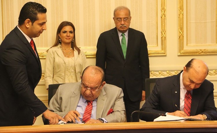 م.شريف إسماعيل خلال توقيع عقود استثمار جديدة بالعين السخنة ﻿